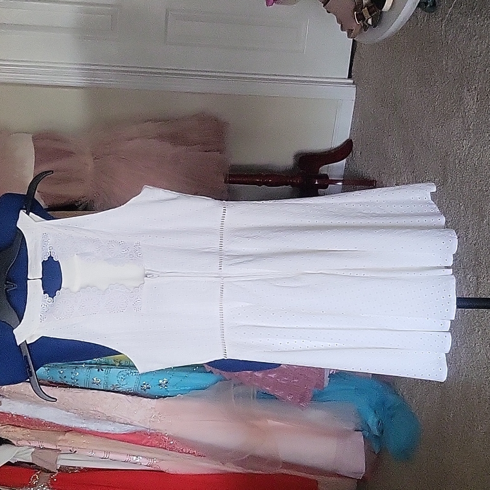 White lace dress, knees high open back. - Picture 3 of 7